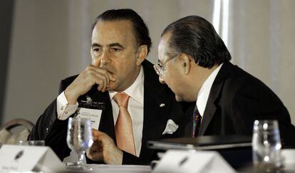Businessman Gustavo Cisneros with Manuel Rocha, during a conference in Florida, in September 2005.