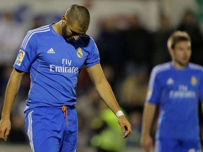 Real Madrid&rsquo;s Karim Benzema bows his head during the cup match at Ol&iacute;mpic de X&agrave;tiva. 