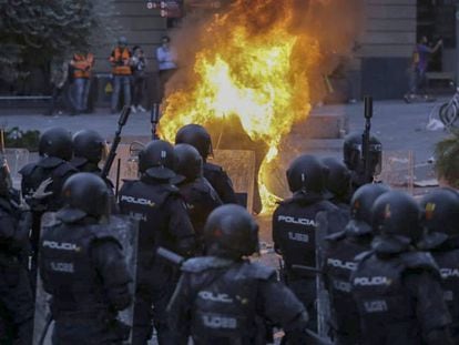 Riot police in Barcelona on Friday. Video: Images of the fifth night of disturbances in Catalonia.