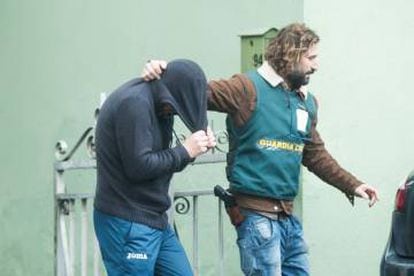 Aubín is arrested by a Civil Guard officer.
