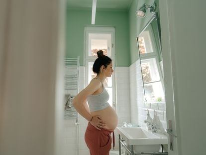 The widening of the nasal appendage during pregnancy is due to a change in the structure of the soft areas of the nose.