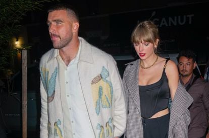 It has been, without a doubt, one of the most surprising romances of 2023. And, probably, the most talked about, both on social media and by the media. After weeks of rumors, Taylor Swift and Travis Kelce confirmed their relationship, appearing together on the streets of New York. The singer and the American football player got out of the same car in downtown Manhattan, held hands, and walked slowly to a luxurious Japanese restaurant. Since then, Swift, 33, has been regularly seen cheering at the games of Kelce, 34, who plays for the Kansas City Chiefs.
