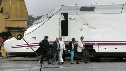 Judge Luis Al&aacute;ez (second from left) and magistrates after examining the train wreck Wednesday. 