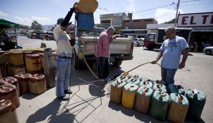 Gasoline smugglers at the Colombian-Venezuelan border in 2009.
