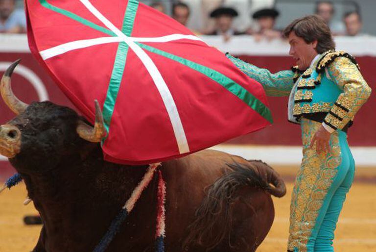 Antonio Barrera uses a Basque flag as a cape at a fight in San Sebastián in 2012.