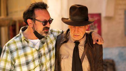 James Mangold y Harrison Ford charlan en el rodaje de 'Indiana Jones y el dial del destino'.
