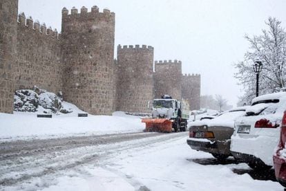 A snow plow removes snow in Ávila in this photo from last March.