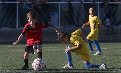 A soccer match between eight- and nine-year-olds in Seville.