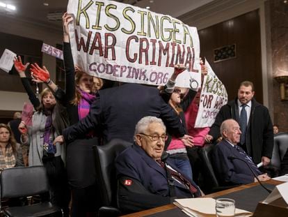 Protesters at Henry Kissinger's appearance before the U.S. Senate in January 2015.