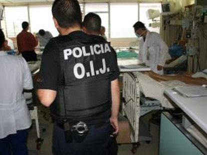 A police officer during a raid on a Costa Rica public hospital.