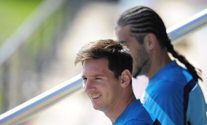 Leo Messi, next to Barcelona goalkeeper José Manuel Pinto, during training on Friday.