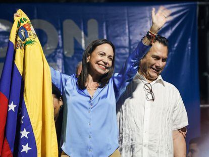 María Corina Machado celebrates her victory in the primary elections with her supporters.
