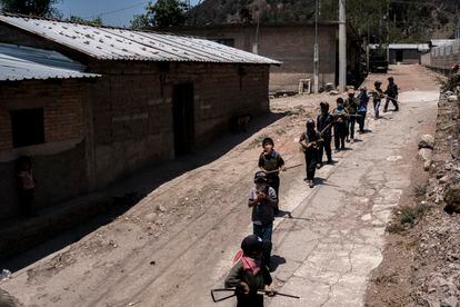 Children carrying arms in the parade in José Joaquín de Herrera.