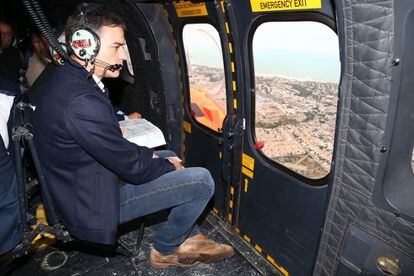 Acting Prime Minister Pedro Sánchez visited the areas affected by the heavy downpours on Saturday. He flew over the province of Alicante in a helicopter to see the extent of the flooding.