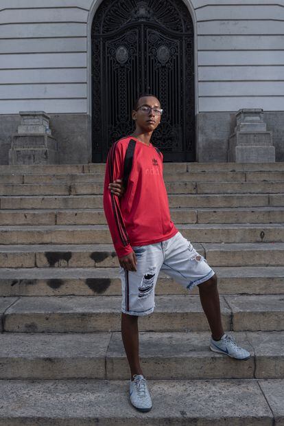 “When my mother died, I realized that I have to vote in place of my mother. She always voted for people on the left, Black people, women… She always voted for causes that defended people like me, poor people, Black people.” 
Richard da Silva (16-year-old member of the Socialist Youth Union).
