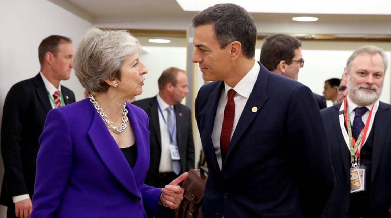 Pedro Sánchez speaks to British Prime Minister Theresa May in Brussels.