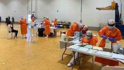 Seasonal laborers getting tested for coronavirus in the region of Aragón, where outbreaks have been detected. 