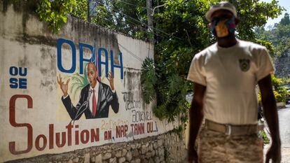 A police officer near a sign depicting Jovenel Möise outside his official residence in Port-au-Prince on Sunday.