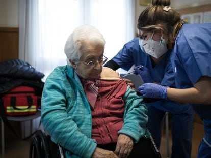 Nurses vaccinating a resident of a senior home in Barcelona on Friday.