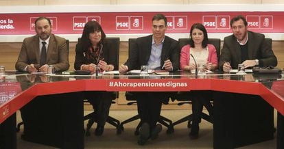 Pedro Sánchez heads a PSOE meeting.