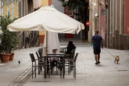 A sidewalk café in Tenerife, which has been placed under a perimteral lockdown.