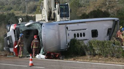 A coach crashed on the AP-7 highway near Freginals (Tarragona) on Sunday.
