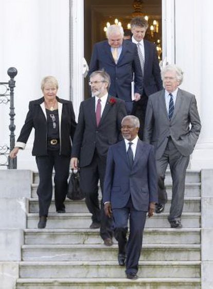 Kofi Annan (front) led the delegation at the October 2011 peace conference in San Sebastián.