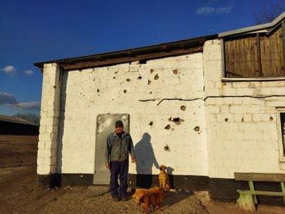 The farm where Pavel Kolomoizev works, in Krasnohorivka, was hit by a projectile that damaged the building where the workers eat and sleep.