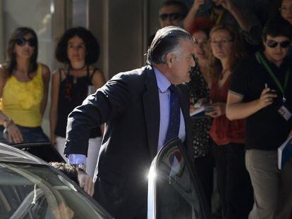 Former PP (Popular Party) treasurer Luis B&aacute;rcenas arrives at the High Court in Madrid to be questioned about the alleged existence of a second bank account in Switzerland on June 27.