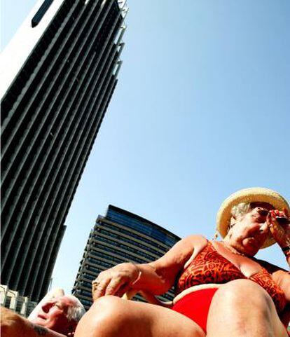 A tourist under the looming structure of Gran Hotel Bali. |
