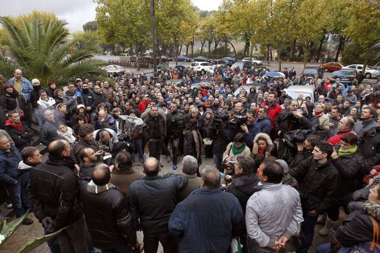 The meeting on Sunday afternoon of the four workers' committees representing Madrid's street cleaners and gardeners in the Templo de Debod park.