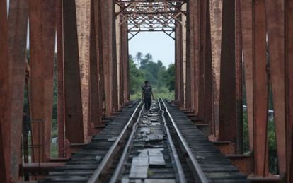 A man walks along the train tracks in Arriaga (Chiapas).