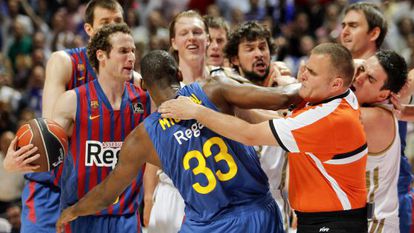 Barcelona&rsquo;s Pete Mickeal (c) in the center of an on-court altercation during Monday&rsquo;s game.