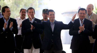 Enrique Pe&ntilde;a Nieto (c) visits an oil refinery in Salamanca, Guanajuato state, in a photograph supplied by the presidential office.