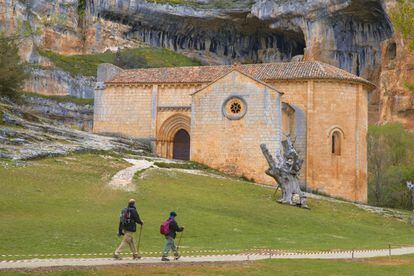 There are around 15 short trails inside Cañón del Río Lobos Natural Park, which sits between the provinces of Soria and Burgos. A dramatic landscape has been created by erosion of the limestone, creating karst caves through which underground rivers flow.