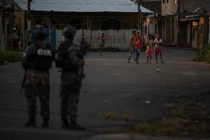Two police officers during an operation in a neighborhood affected by violence in Esmeraldas (Ecuador), on April 28.
