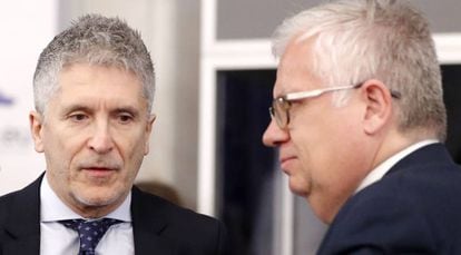 Spanish Interior Minister Fernando Grande-Marlaska (l) with his Portuguese counterpart in Bucharest on Thursday.