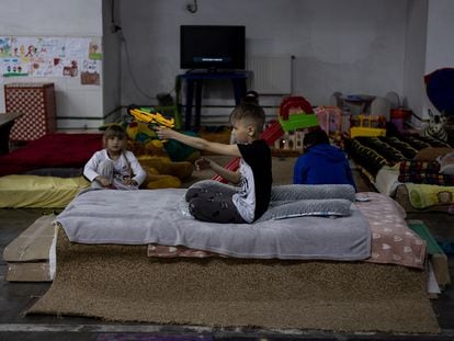 A child plays in a shelter in Zaporizhia.