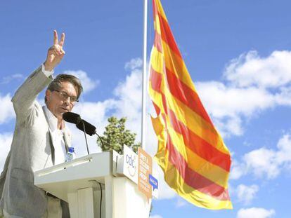 Catalan regional premier Artur Mas speaks at a CDC rally Sunday on the eve of his trip to Brussels to seek support for his status vote.