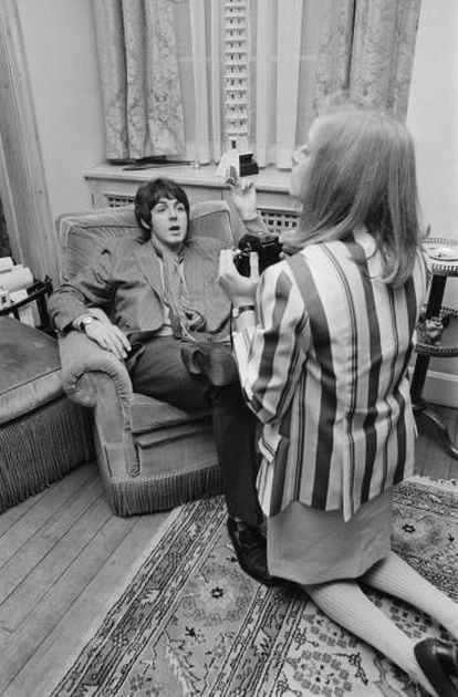 Linda taking photographs of Paul McCartney, four days after meeting at the presentation of 'Sergeant Pepper's Lonely Hearts Club Band' in 1967.