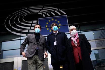 Former Catalan premier Carles Puigdemont (c) with aides Antoni Comín and Clara Ponsatí outside the European Parliament.