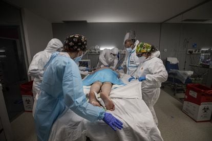 Health workers treating a Covid-19 patient in intensive care.