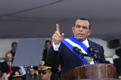 Porfirio Lobo Sosa being sworn in as president in Tegucigalpa, January 2010.