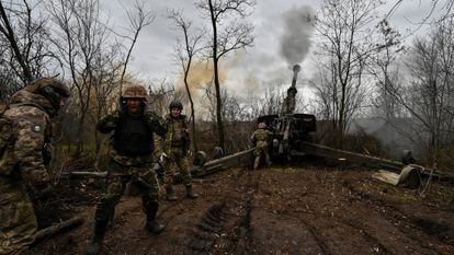 Ukrainian servicemen fire a 2A65 Msta-B howitzer towards Russian troops on the front lines in Zaporizhzhia, Ukraine January 5, 2023.
