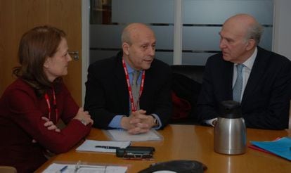 Spanish Education José Ignacio Wert (center) with the British secretary of state for business, innovation and skills Vince Cable.