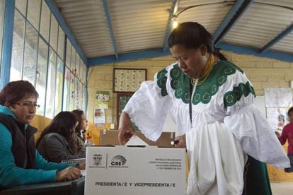 A woman votes in the 2013 general elections.