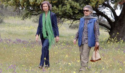 Queen Sofía (left) with her sister Irene in the Toledo hills.