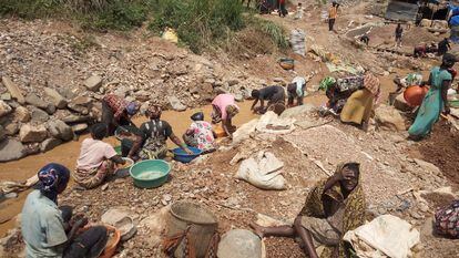 Artisanal gold miners near Kamituga, Democratic Republic of the Congo.