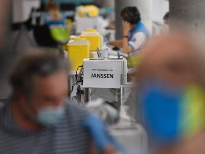 Janssen vaccines being administered in May of this year in Madrid.