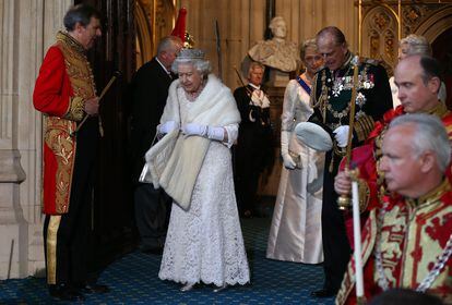 On the left, the Duke of Norfolk, accompanied by Queen Elizabeth II and the Duke of Edinburgh, on May 27, 2015, in London.